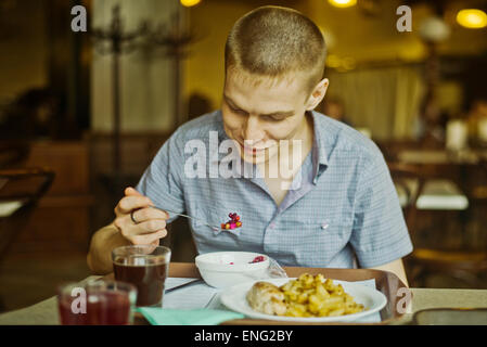 Kaukasischen Mann isst Mittagessen am Tisch Stockfoto