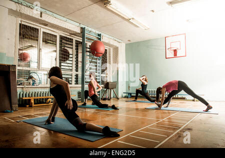 Kaukasische Tänzer stretching im Fitness-Studio Stockfoto