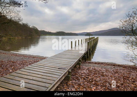 Coniston Wasser Holzsteg in der Seenplatte cumbria Stockfoto