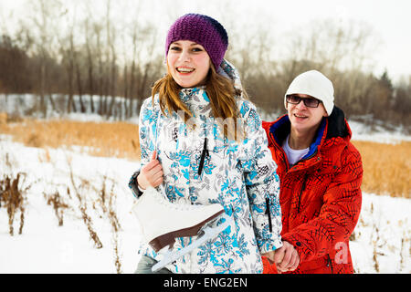 Kaukasische Paar Schlittschuhe in schneebedeckten Feld tragen Stockfoto