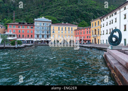 Riva Del Garda, Italien - 12. Mai 2014: zentralen Promenade des Frühlings Stockfoto