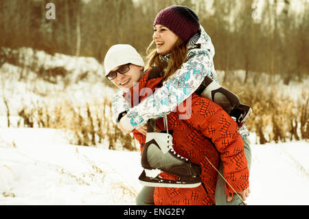 Kaukasische Paar Schlittschuhe in schneebedeckten Feld tragen Stockfoto
