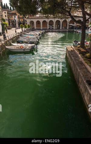 Boote im Hafen, am Gardasee Stockfoto