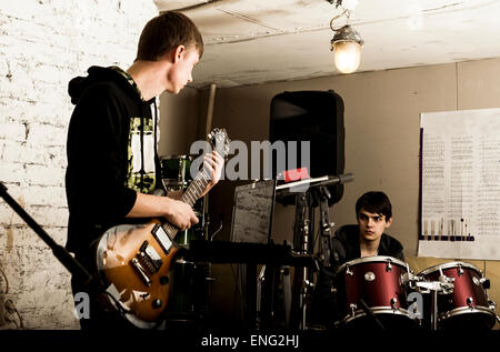 Kaukasische Musiker spielen Rock-Band Stockfoto