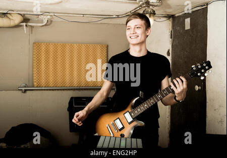 Kaukasischen Mann spielt e-Gitarre in Rock-band Stockfoto