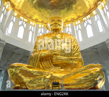 Niedrigen Winkel Ansicht der goldene Buddha-Statue im Tempel, Sikhiu, Nakhon Ratchasima, Thailand Stockfoto