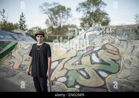 Kaukasischen Mann im Skatepark Stockfoto