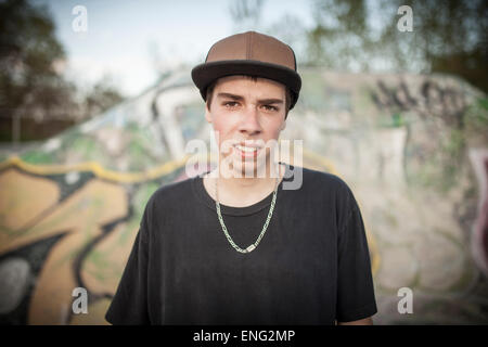 Kaukasischen Mann im Skatepark Stockfoto