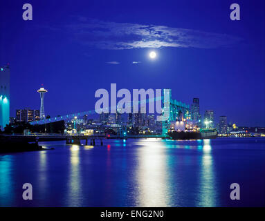 Mond über beleuchtete Skyline von Seattle bei Nacht, Washington, Vereinigte Staaten von Amerika Stockfoto