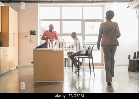 Entspannende Geschäftsleute im Büro Küche Stockfoto