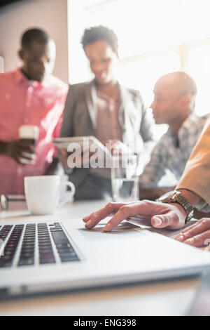 Geschäftsfrau mit Laptop im Büro Stockfoto