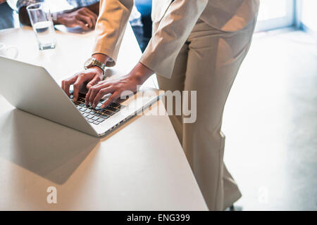 Erhöhte Ansicht der Geschäftsfrau mit Laptop im Büro Stockfoto