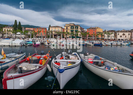 Boote im Hafen, am Gardasee Stockfoto