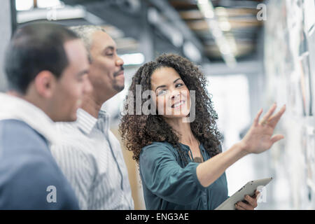 Geschäftsleute, die mit digital-Tablette in office Stockfoto