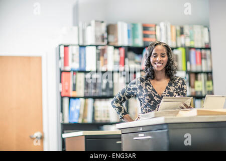 Afrikanische amerikanische Geschäftsfrau, die im Büro arbeiten Stockfoto