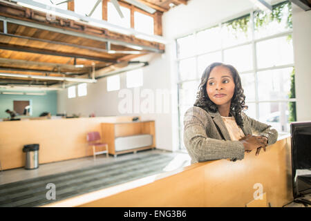 Afrikanische amerikanische Geschäftsfrau überragt Kabine im Büro Stockfoto