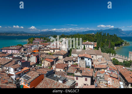 Panoramablick von der Scaliger Burg in Sirmione Stadt Stockfoto