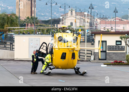 Gelbe Air Ambulance landete in Riposto für Autounfall Stockfoto