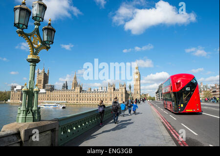 LONDON, UK - 27. April 2015: Moderne Doppeldeckerbus fährt Fußgänger zu Fuß vor der Houses of Parliament, Westminster Stockfoto