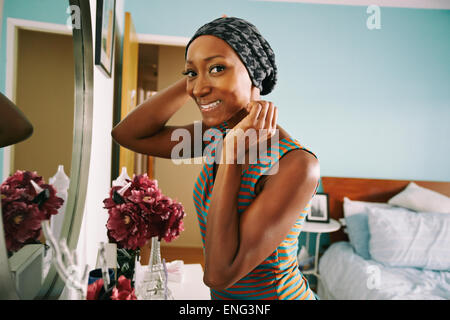 Lächelnde afroamerikanische Frau im Schlafzimmer Stockfoto