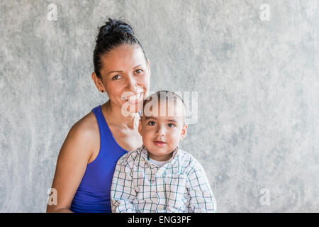 Lächelnde Hispanic-Mutter und Sohn Stockfoto