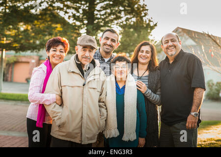 Mehr-Generationen-Familie lächelnd zusammen im freien Stockfoto