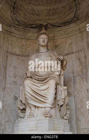 Kolossalstatue des sitzen Rom oder Roma Cesi. Hadrian Periode (117-138) aus einem griechischen Original des 5. Jahrhunderts v. Chr.. Marmor. Stockfoto