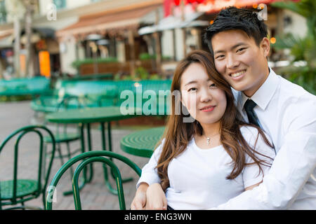 Koreanische paar umarmt im Straßencafé Stockfoto