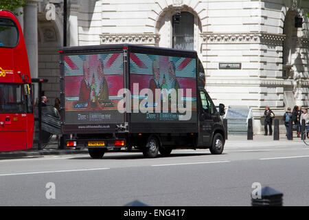 Westminster London, UK. 5. Mai 2015. Ein Wahlplakat auf einem Medien-van zeigt Kneipe Vermieter Al Murray, die als allgemeine Wahl Kandidat steht für (FUKP) kostenlos United Kingdom Party im Süden Thanet Wahlkreis Nigel Farage von UKIP eine Herausforderung, ein Getränk Stockfoto