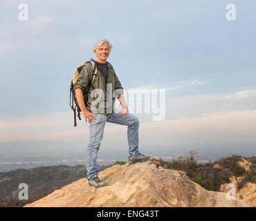 Ältere kaukasischen Mann auf felsigen Hügel Stockfoto