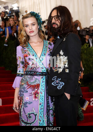New York, USA. 4. Mai 2015. Modell Georgia May Jagger und Designer Alessandro Michele besuchen 2015 Costume Institute Gala Benefit feiert die Ausstellung "China: Through the Looking Glass in The Metropolitan Museum of Art in New York, USA, am 4. Mai 2015. Foto: Hubert Boesl/Dpa/Alamy Live News Stockfoto