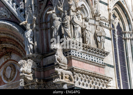 Dekoration der Fassade der Kathedrale von Siena, Italien Stockfoto