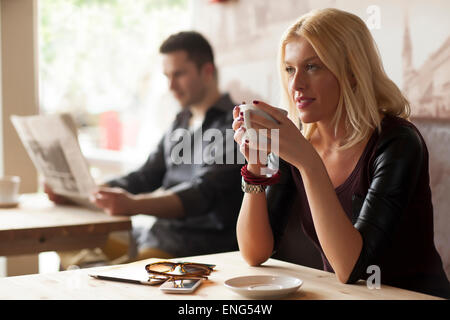 Frau trinkt Kaffee im café Stockfoto