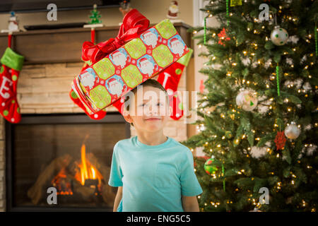 Kaukasische junge Ausgleich Weihnachtsgeschenk auf Kopf Stockfoto