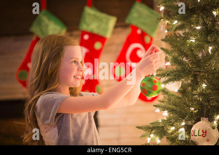 Kaukasische Mädchen schmücken Weihnachtsbaum Stockfoto