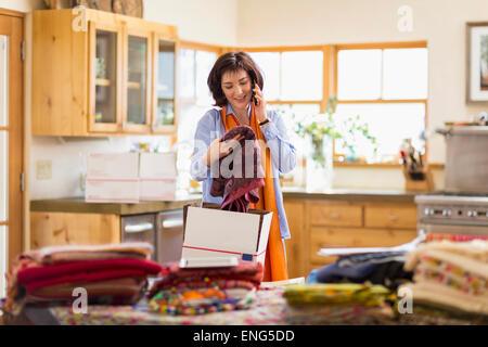 Spanischer Unternehmer Gespräch am Telefon im Büro zu Hause Stockfoto