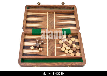 Backgammon wird auf weißem Hintergrund fotografiert. Stockfoto