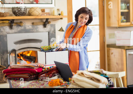 Hispanische Geschäftsinhaber Verpackungskästen im home-office Stockfoto