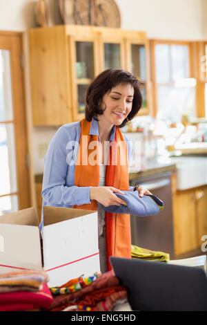 Hispanische Geschäftsinhaber Verpackungskästen im home-office Stockfoto