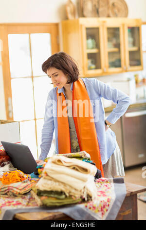 Spanischer Unternehmer mit Laptop im home-office Stockfoto