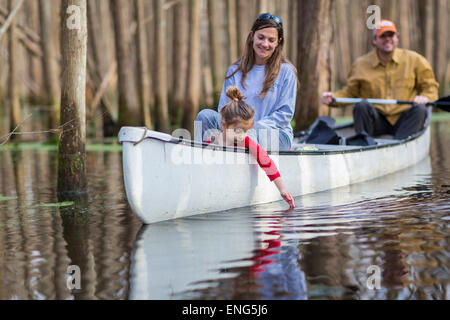 Familie Zusammensitzen im Kanu auf dem Fluss Stockfoto