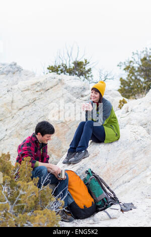 Paar Teilen Kaffee auf Felsformationen Stockfoto
