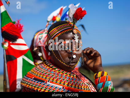 Rendille Tribeswoman tragen traditionelle Kopfbedeckung und Schmuck, Turkana-See, Loiyangalani, Kenia Stockfoto