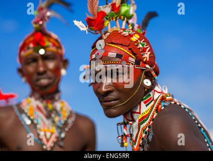 Porträt der Rendille Krieger tragen traditionelle Headwears, Turkana-See, Loiyangalani, Kenia Stockfoto