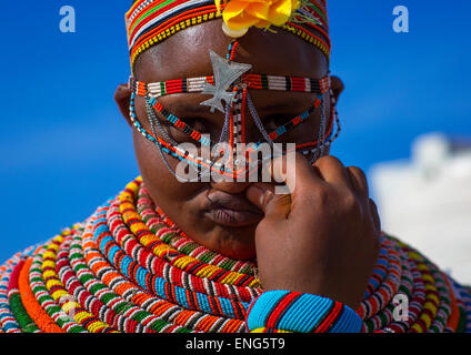 Rendille Tribeswoman tragen traditionelle Kopfbedeckung und Schmuck, Turkana-See, Loiyangalani, Kenia Stockfoto