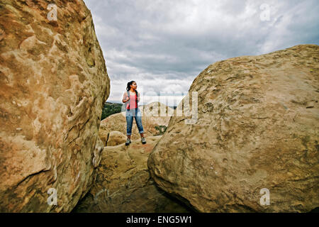 Hispanic Frau Wandern auf Felsformationen Stockfoto