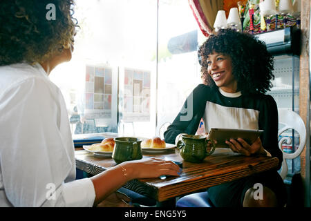 Frauen mit digital-Tablette und trinken Kaffee im café Stockfoto