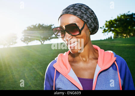 Afrikanische amerikanische Frau, die das Tragen von Sonnenbrillen im park Stockfoto