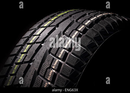 Teil des modernen nicht besetzte Winterreifen auf schwarzen Hintergrund, Studio gedreht Stockfoto