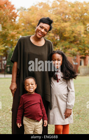 African American Mutter und Kinder Lächeln im park Stockfoto